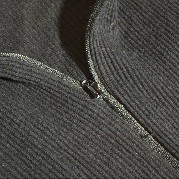 Chic Black Ribbed Crop Top - Picture 4 of 5